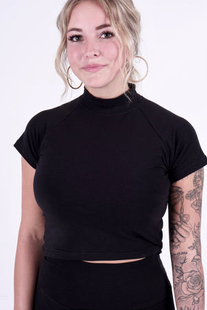 Eco-friendly crop top white black small medium large black made in canada montreal sustainable t-shirt ethical clothes sustainable clothing brand made in canada chandail écologique crop top écologique vêtement de tous les jours